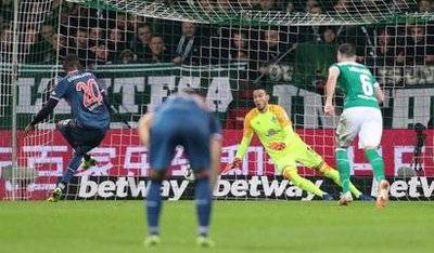 开云体育官网-窗口期欧超杯焦点战，里昂远射贴柱，媒体盛赞，赛程密集仍需轮换(2024欧超杯)